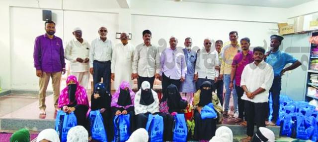 ಬಡವರೊಟ್ಟಿಗೆ ರಂಜಾನ್ ಆಚರಿಸುವುದೇ ನಿಜವಾದ ಹಬ್ಬ: ಅಯ್ಯುಬ ಮನಿಯಾರ್‌ ತಾಳಿಕೋಟಿಯಲ್ಲಿ 100 ಕುಟುಂಬಗಳಿಗೆ ಈದ್ ಕಿಟ್ ವಿತರಣೆ ಽ 28 ವರ್ಷಗಳಿಂದ ನಿರಂತರ ಸಮಾಜ ಸೇವೆ  