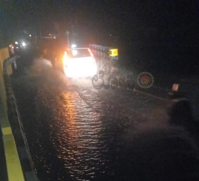 ಮಳೆಯ ಅವಾಂತರ : ನದಿಯಂತಾದ  ರಾಷ್ಟ್ರೀಯ ಹೆದ್ದಾರಿ, ವಾಹನಗಳು ಸಿಲುಕಿ ಪರದಾಡಿದ ಪ್ರಯಾಣಿಕರು