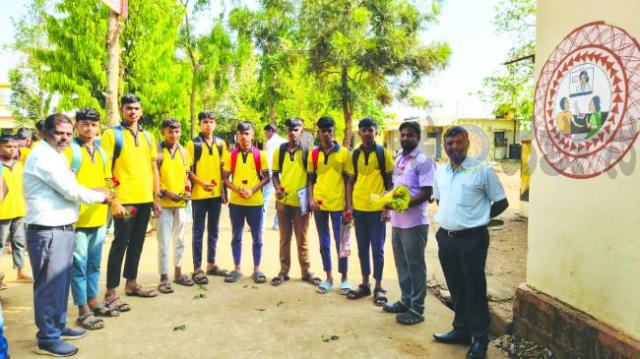 ಗುಲಾಬಿ ಹೂ ನೀಡಿ ಪರೀಕ್ಷೆಗೆ ಪ್ರೇರಣೆ   