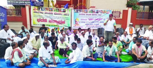 ಪ್ರಜಾಸೌಧ ಸ್ಥಳ ವಿರೋಧಿಸಿ 22ನೇ ದಿನಕ್ಕೆ ಮುಂದುವರಿದ ಧರಣಿ ಸತ್ಯಾಗ್ರಹ; ಹಮಾಲರ ಸಂಘದಿಂದ ಸಂಪೂರ್ಣ ಬೆಂಬಲ 