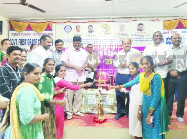 ಡಿಡಿಯು-ಜಿಕೆವೈ ಯೋಜನೆಯಡಿ ಉದ್ಯೋಗ ಮೇಳ ಶಿಕ್ಷಣದ ಜತೆ ತಾಂತ್ರಿಕ ಕೌಶಲ್ಯಕ್ಕೆ ಹೆಚ್ಚು ಆದ್ಯತೆ ನೀಡಿ- ಜಿಲ್ಲಾಧಿಕಾರಿ ಡಾ. ಸುರೇಶ ಇಟ್ನಾಳ  