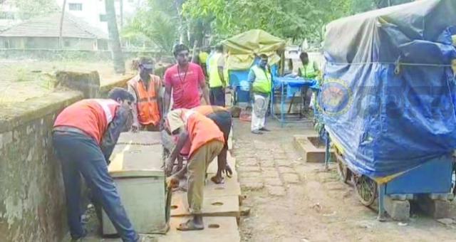 ರಸ್ತೆ ಅತಿಕ್ರಮಿಸಿ  ಗೂಡಂಗಡಿ : ತೆರವು ಕಾರ್ಯಾಚರಣೆ ಮಾಡಿದ ನಗರಸಭೆ 