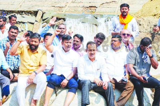 ರೈತರೊಂದಿಗೆ ಚರ್ಚೆ ಸರಕಾರದ ವಿರುದ್ಧ ಪ್ರತಿಭಟನೆ : ಶಾಸಕ- ಸಚಿವರ ವಿರುದ್ಧ ಆಕ್ರೋಶ 