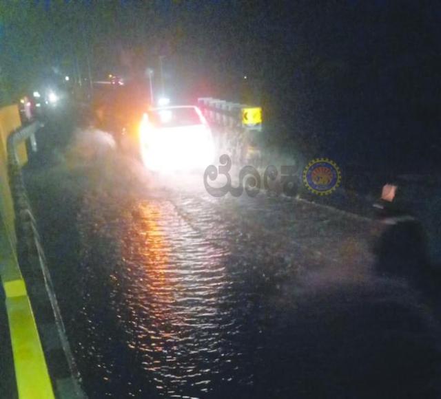 ಮಳೆಯ ಅವಾಂತರ : ನದಿಯಂತಾದ  ರಾಷ್ಟ್ರೀಯ ಹೆದ್ದಾರಿ, ವಾಹನಗಳು ಸಿಲುಕಿ ಪರದಾಡಿದ ಯಾತ್ರಿಕರು