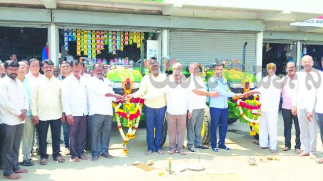  ಇಂಗಳಿ ಶ್ರೀರಾಮ ಪ್ರಾಥಮಿಕ ಗ್ರಾಮೀಣ ಕೃಷಿ ಸಹಕಾರ ಸಂಘದ ವತಿಯಿಂದ ರೈತರಿಗೆ ಟ್ರ್ಯಾಕ್ಟರ್  ವಿತರಣೆ..!! 