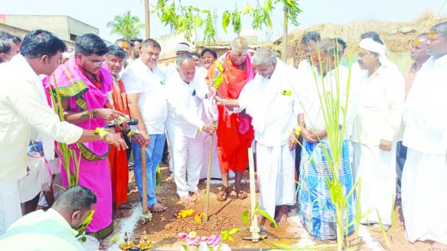 ಕಜ್ಜರಿ ಗ್ರಾಮದಲ್ಲಿ ಶ್ರೀ ಬೀರಲಿಂಗೇಶ್ವರ ದೇವಸ್ಥಾನ ನಿರ್ಮಾಣ ಭೂಮಿ ಪೂಜೆ. ಭೂಮಿಗೆ ಬಂದ ಮಾನವನ ಜೀವನ ಶ್ರೇಷ್ಠವಾಗಿದೆ-ಕಾಗಿನೆಲೆ ಜಗದ್ಗುರುಗಳು 
