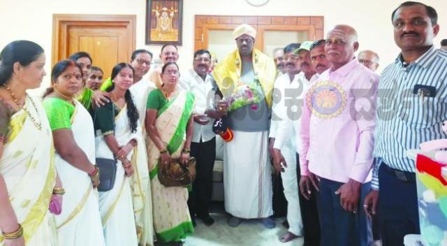 ಮಾಜಿ ಸೈನಿಕರ ಜಿಲ್ಲಾ ಘಟಕದ ವತಿಯಿಂದ ಶಾಸಕ ರಾಘವೆಂದ್ರ ಹಿಟ್ನಾಳರವರ ಸ್ವಗೃಹದಲ್ಲಿ ಅವರ 47ನೇ ಜನ್ಮದಿನಾಚರಣೆ 