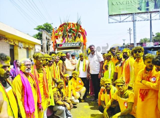 *ಸವದತ್ತಿ: ಸಡಗರದ ಶ್ರೀ ದುರ್ಗಾದೇವಿ ಮೂರ್ತಿ ಮೆರವಣಿಗೆ - ಶಾಸಕ ವಿಶ್ವಾಸ ವೈದ್ಯ ಭಾಗಿ* 