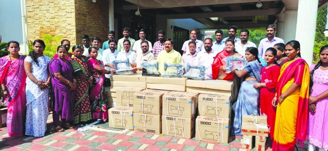 ಹೊಲಿಗೆ ಯಂತ್ರಗಳನ್ನು ವಿತರಿಸಿದ ಶಾಸಕ ಡಿ.ಎಮ್‌.ಐಹೊಳೆ 