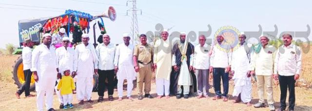 ಚಿಕ್ಕುಂಬಿಯಲ್ಲಿ ಮುಸ್ಲಿಮರು ಸಾಮೂಹಿಕ ನಮಾಜ್‌: ಶುಭಾಶಯ ವಿನಿಮಯ  