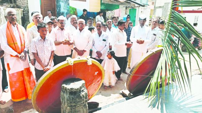 ಗಂಜಿ ಬಸವೇಶ್ವರ ತೇರಿನ ಗಾಲಿ ಪೂಜೆ