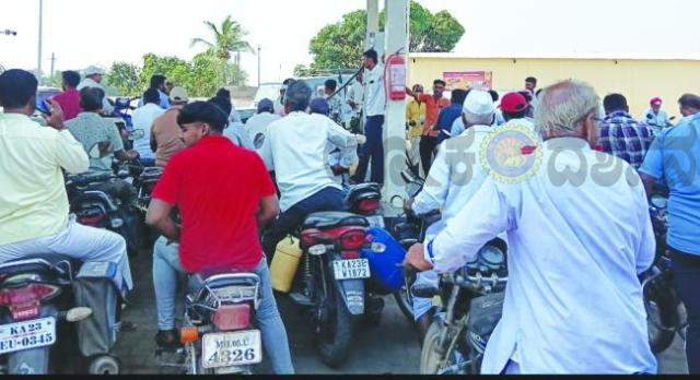 ಪೆಟ್ರೋಲ್, ಡೀಸೆಲ್ ಸ್ಥಗಿತಗೊಳ್ಳುವ ಭೀತಿ: ಪೆಟ್ರೋಲ್ ಪಂಪ್‌ಗಳಲ್ಲಿ ಭಾರಿ ಜನದಟ್ಟಣೆ  