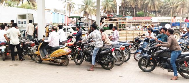 ಸವದತ್ತಿಯಲ್ಲಿ ತೀವ್ರ ಇಂಧನ ಅಭಾವ: ಸಾರ್ವಜನಿಕರ ಆಕ್ರೋಶ