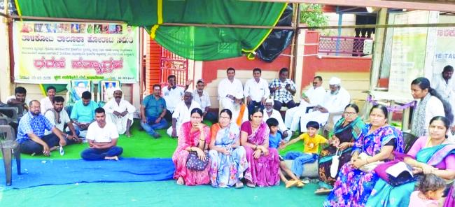 ತಾಳಿಕೋಟಿಯಲ್ಲಿ ಆಕ್ರೋಶ ಸ್ಫೋಟ: 29ನೇ ದಿನಕ್ಕೂ ಧರಣಿ ಮುಂದುವರಿಕೆ ಹಿ ಉಗ್ರ ಹೋರಾಟದ ಎಚ್ಚರಿಕೆ 