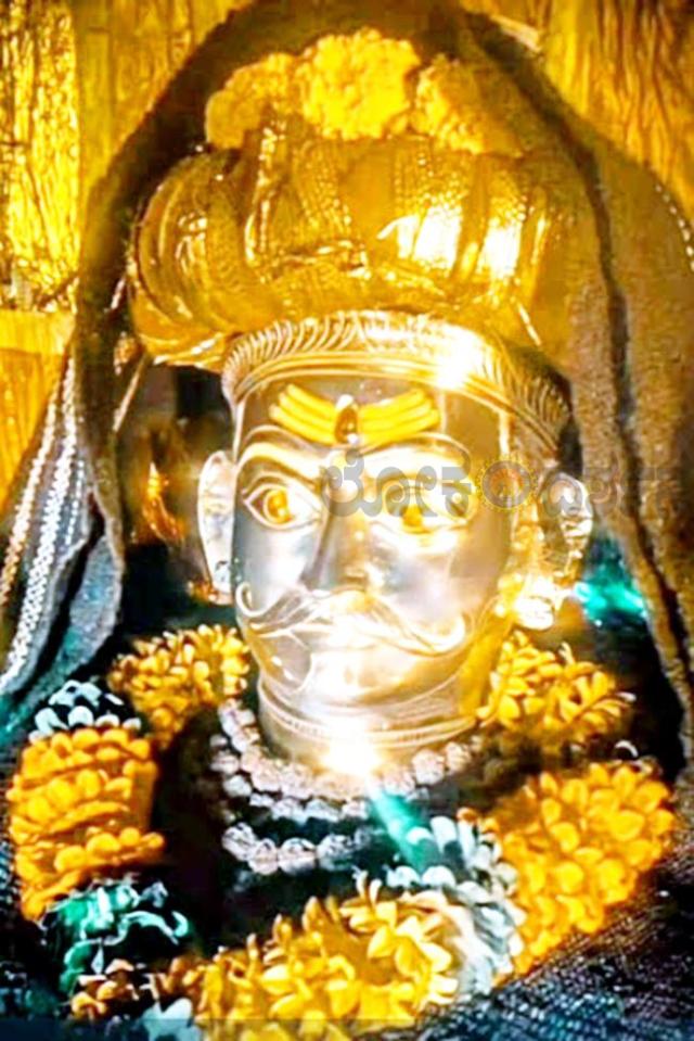 ಶತಮಾನಗಳಿಂದ ಬಂತ ಅಲಿಖಿತ ನಿಯಮ ದೈವ ಭೀತಿಯಿಂದ ಹಿಂದೇಟು ಕ್ವಾರಿ ಮೀಸೆಯೂ ಬಿಡಂಗಿಲ್ಲ ಕರೆಸಿದ್ದೇಶ್ವರ ದೇವರ ಮೇಲೆ ಅಪಾರ ನಂಬಿಕೆ ಅಲಖನೂರಲ್ಲಿ ಮಹಡಿ ಮನೆ ಕಟ್ಟುವಂತಿಲ್ಲ 