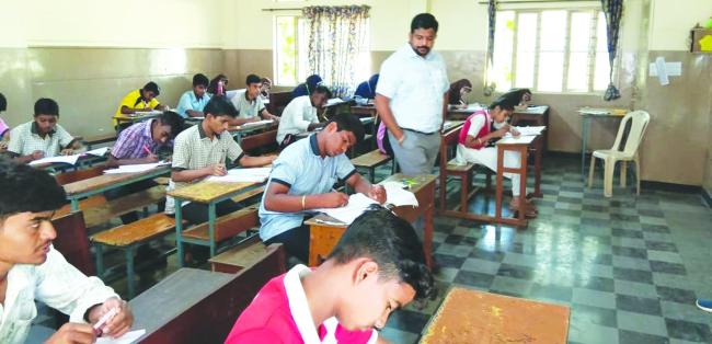 ಪರೀಕ್ಷಾ ಕೇಂದ್ರಗಳಿಗೆ ಜಿಲ್ಲಾಧಿಕಾರಿ ಡಾ.ಆನಂದ.ಕೆ ಭೇಟಿ, ಪರೀಶೀಲನೆ 