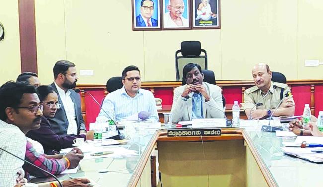 ಮ್ಯಾನ್ಯುಯಲ್ ಸ್ಕ್ಯಾವೆಂಜಿಂಗ್ ನಿಷೇಧ ಕಾಯ್ದೆ ಬಗ್ಗೆ  ಜಾಗೃತಿ ಮೂಡಿಸಿ-ಜಿಲ್ಲಾಧಿಕಾರಿ ಡಾ.ವಿಜಯಮಹಾಂತೇಶ ದಾನಮ್ಮನವರ 