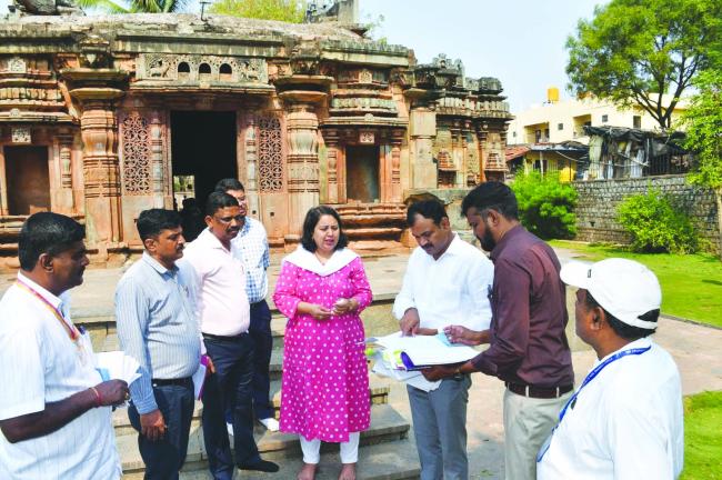 ಚಂದ್ರಮೌಳೇಶ್ವರ ದೇವಸ್ಥಾನಕ್ಕೆ ಜಿಲ್ಲಾಧಿಕಾರಿ ಸ್ನೇಹಲ್ ಆರ್‌. ಭೇಟಿ