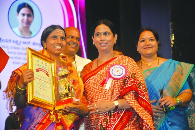 ಕಬ್ಬೆನೂರಿನ ಕಾಮಧೇನು ಸಂಜೀವಿನಿ ಮಹಿಳಾ ಸ್ವ-ಸಹಾಯ ಸಂಘಕ್ಕೆ ರಾಜ್ಯಮಟ್ಟದ ಕಿತ್ತೂರು ರಾಣಿ ಚೆನ್ನಮ್ಮ ಪ್ರಶಸ್ತಿ ಪ್ರದಾನ 