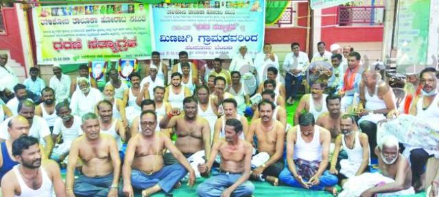 ಪ್ರಜಾಸೌಧ ಸ್ಥಳ ವಿವಾದ ತೀವ್ರ: 30ನೇ ದಿನಕ್ಕೂ ಧರಣಿ ಮುಂದುವರಿಕೆ ಹಿ ಮಿಣಜಗಿ ಗ್ರಾಮಸ್ಥರಿಂದ ಅರಭತ್ತಲೆ ಧರಣಿ ಸತ್ಯಾಗ್ರಹ