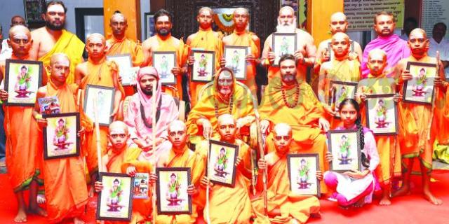 ಅಮ್ಮಿನಬಾವಿ ಹಿರೇಮಠದಲ್ಲಿ ಜಂಗಮ ವಟುಗಳಿಗೆ ದೀಕ್ಷೆ 