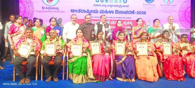 ಬನಹಟ್ಟಿಯ ಪರಮೇಶ್ವರಿ ಸಹಕಾರಿಗೆ ಕಿತ್ತೂರರಾಣಿ ಚೆನ್ನಮ್ಮ ಪ್ರಶಸ್ತಿ ಪ್ರದಾನ 