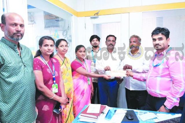 ಕೆನರಾ ಬ್ಯಾಂಕ ಶಾಖೆಯಿಂದ 2 ಲಕ್ಷ ರೂ ಪರಿಹಾರ ವಿತರಣೆ