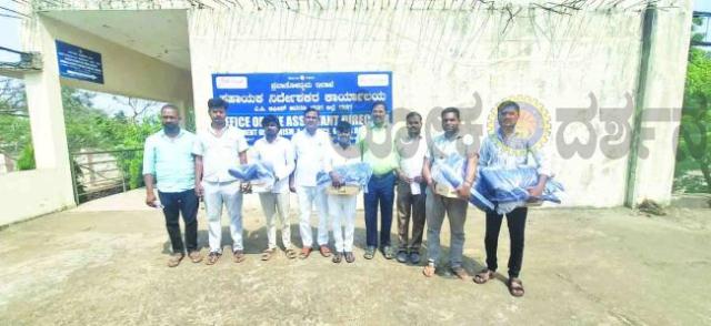 ಪ್ರವಾಸಿ  ಮಾರ್ಗದರ್ಶಿಗಳಿಗೆ  ಜಾಕೆಟ್   ಹಾಗೂ  ಸ್ಫೋರ್ಟ ಶೂ ವಿತರಣೆ