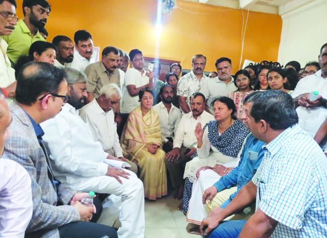 ಅರಣ್ಯ ಇಲಾಖೆ ಸಚಿವರಾದ ಈಶ್ವರ ಖಂಡ್ರೆ ಅವರೊಂದಿಗೆ ಪಶುವೈಧ್ಯೆ ಡಾ ಸಮೀಕ್ಷಾ ರೆಡ್ಡಿ ಅವರ ಮನೆಗೆ ಬೇಟಿ 