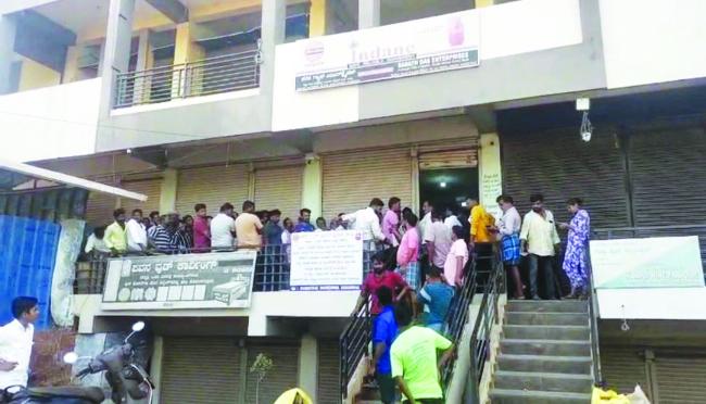 ಕಂಪ್ಲಿಯಲ್ಲಿ ಅಡುಗೆ ಅನಿಲ ಸಿಲಿಂಡರುಗಳಿಗೆ ಮುಗಿಬಿದ್ದ ಜನತೆ 