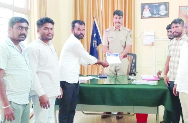 ದಲಿತ ಸ್ವರಾಜ್ಯ ಸೇನೆ - ಕರ್ನಾಟಕ ಕೊಳಗೇರಿ ಮಂಡಳಿ ಎಇಇ ಅಧಿಕಾರ ಬೇಜವಾಬ್ದಾರಿ ಽ ಶಿಸ್ತು ಕ್ರಮಕ್ಕೆ ಆಗ್ರಹ 