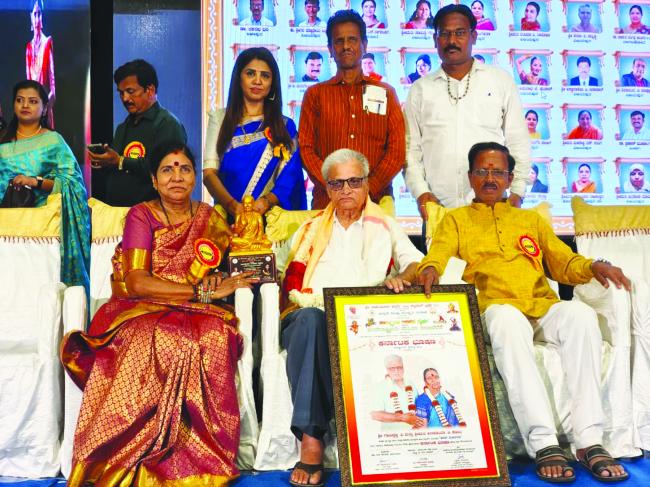 ಹಿರಿಯ ನ್ಯಾಯವಾದಿ ಗವಿಸಿದ್ದಪ್ಪ.ವಿ.ಕೋರಿ ಹಾಗೂ ಅನುಸೂಯಾ.ಗ.ಕೋರಿ ಅವರಿಗೆ ಕರ್ನಾಟಕ ಭೂಷಣ ರಾಷ್ಟ್ರೀಯ ಪ್ರಶಸ್ತಿ ಪ್ರದಾನ