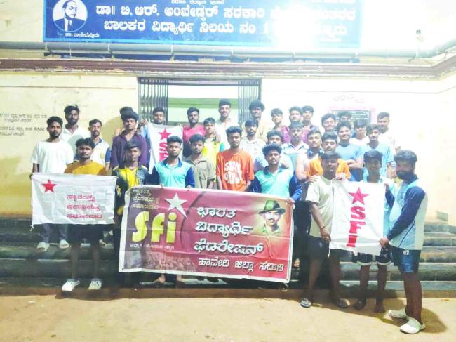 ಹಾಸ್ಟೆಲ್ ವಿದ್ಯಾರ್ಥಿಗಳ ಮೂಲಭೂತ ಸೌಕರ್ಯಗಳ ಕೊರತೆ: ಕೂಡಲೇ ಸರಿಪಡಿಸಲು ಆಗ್ರಹಿಸಿ ಎಸ್‌ಎಫ್‌ಐ ನೇತೃತ್ವದಲ್ಲಿ ವಿದ್ಯಾರ್ಥಿಗಳ ಪ್ರತಿಭಟನೆ