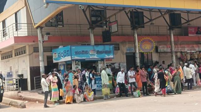 ಸವದತ್ತಿ ಬಸ್ ನಿಲ್ದಾಣದಲ್ಲಿ ಅವ್ಯವಸ್ಥೆ: ಶೌಚಾಲಯದ ಮುಂದೆಯೇ ಹಾಲಿನ ಮಳಿಗೆ!