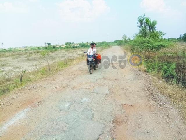 ಕಿತ್ತುಹೋದ ರಸ್ತೆ ಡಾಂಬರೀಕರಣ ಮಾಡಲು ಗ್ರಾಮಸ್ಥರು ಒತ್ತಾಯ  