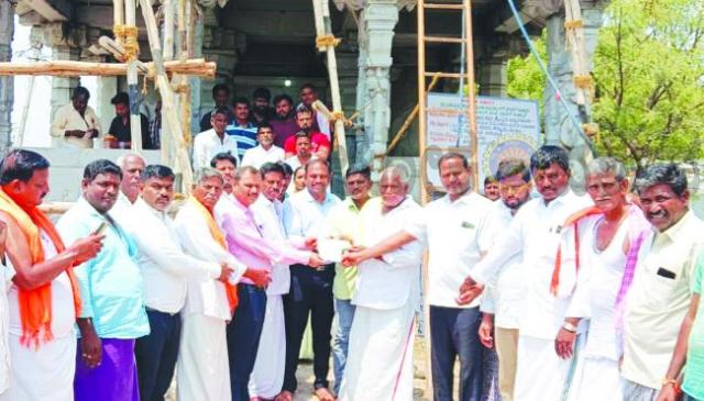 ಗಂಗಾಪರಮೇಶ್ವರಿ ದೇವಸ್ಥಾನದ ಜೀರ್ಣೋದ್ಧಾರಕ್ಕೆ 2 ಲಕ್ಷದ ಚೆಕ್ ವಿತರಣೆ 