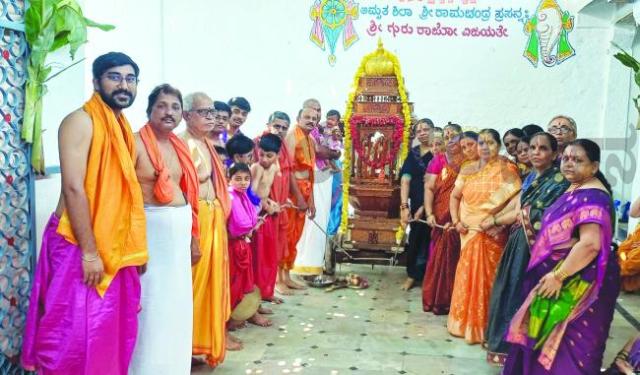 ಕಂಪ್ಲಿ ಪಟ್ಟಣದ ಶ್ರೀ ಅಮೃತಶಿಲಾ ರಾಮಚಂದ್ರ ದೇವಸ್ಥಾನದಲ್ಲಿ ಸಂಭ್ರಮದಿಂದ ಶ್ರೀರಾಮನವಮಿ ಆಚರಣೆ : ಕಿರು ರಥೋತ್ಸವ 