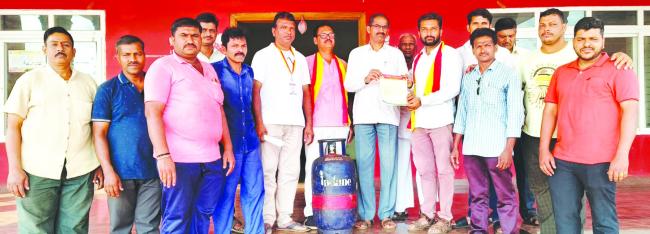   ಚನ್ನಮ್ಮನ ಕಿತ್ತೂರಿನಲ್ಲಿ  ವಾಣಿಜ್ಯ ಸಿಲೆಂಡರಗಳನ್ನು ನೀಡುತ್ತಿಲ್ಲವೆಂದು ಆಗ್ರಹಿಸಿ ಪಟ್ಟಣದ ಹೋಟೆಲ್  ವ್ಯಾಪಾರಸ್ಥರು  ಕಿತ್ತೂರು ತಹಶೀಲ್ದಾರರಿಗೆ ಮನವಿ   