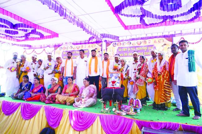 ಕೊನೆಯ ಗುರುಗಾದಿಲಿಂಗೇಶ್ವರ ಮಂಗಳ ಕಾರ್ಯಕ್ರಮದಲ್ಲಿ ಸಾಮೂಹಿಕ ವಿವಾಹ