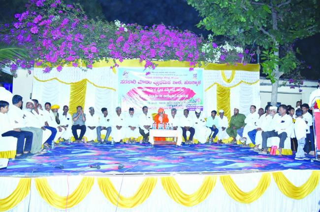 ಶಿಕ್ಷಕರು ರಾಷ್ಟ್ರ ನಿರ್ಮಾಪಕರು: ಆಲಮೇಲ ವಿರಕ್ತ ಮಠದ ಶ್ರೀ 