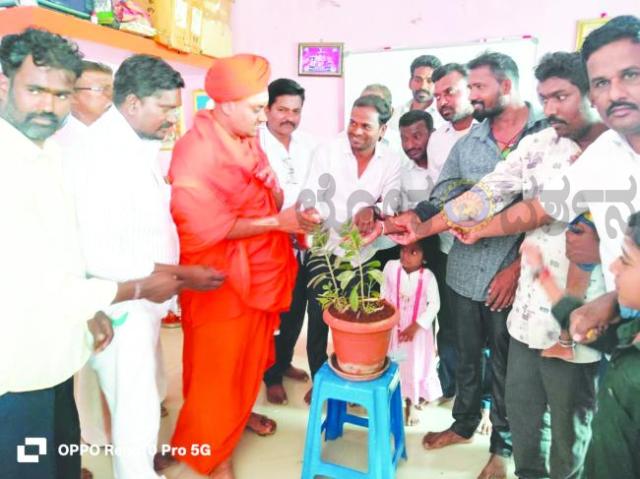 ಕಾರ್ಮಿಕ ಪ್ರಧಾನ ಕಚೇರಿಗೆ ಗವಿಶ್ರೀ ಭೇಟಿ: ಆಶೀರ್ವಚನಶ್ರಮಜೀವಿ ಕಾರ್ಮಿಕ ಸಂಘಟನೆ 5ನೇ ವಾರ್ಷಿಕೋತ್ಸವ 