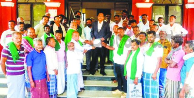 ಏಪ್ರಿಲ್ ಆರರ ಒಳಗೆ ರೈಲ್ವೆ ಹಳಿ ಪಕ್ಕದ ರಸ್ತೆ ನಿರ್ಮಾಣ ಮಾಡದಿದ್ದರೆ ರೈಲ್ವೆ ತಡೆದು ಪ್ರತಿಭಟನೆ 