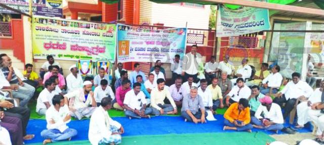 ಪ್ರಜಾಸೌಧ ಸ್ಥಳ ವಿವಾದ: ತಾಳಿಕೋಟೆಯಲ್ಲಿ ಹೋರಾಟ ಉಗ್ರ ಶ್ರಿ 33ನೇ ದಿನಕ್ಕೂ ಮುಂದುವರಿದ ಧರಣಿ