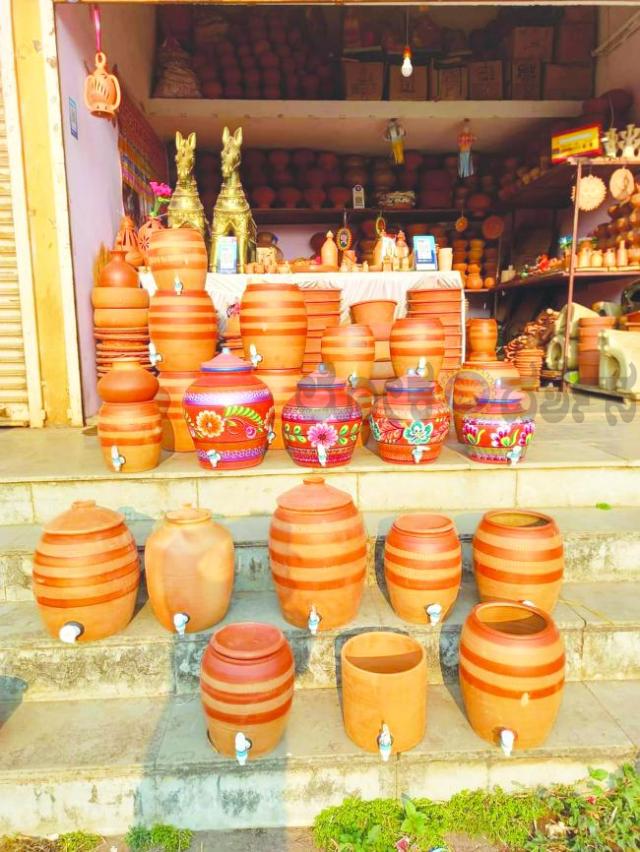 ಬೇಸಿಗೆಯ ಧಗೆ ಹೆಚ್ಚಾಗಿದ್ದರಿಂದ ಮಣ್ಣಿನ ಮಡಿಕೆಗಳು ಮಾರಾಟಕ್ಕಿಟ್ಟಿರುವುದು 