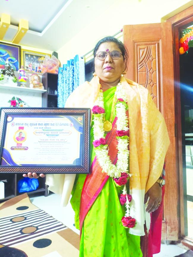 ಶಿಕ್ಷಕಿ ಸವಿತಾ ಚವ್ಹಾನಗೆ ಅತ್ಯುತ್ತಮ ಸೇವಾರತ್ನ ಪುರಸ್ಕಾರ..! 