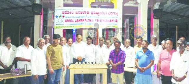 ಜುಗೂಳ ಗ್ರಾಮದ ವಿದ್ಯುತ್ ಅವಘಡದಿಂದ ಹಾನಿಗೊಳಗಾದವರಿಗೆ ಸಹಾಯ ಹಸ್ತ ಚಾಚಿದ ಡಾ. ಅಮೋಲ ಸರಡೆ..!  