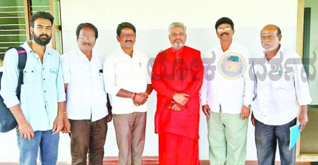 ವಾಲ್ಮೀಕಿ ಗುರುಪೀಠಕ್ಕೆ ಗದಗ ಜಿಲ್ಲಾ ಸವಿತಾ ಸಮಾಜದ ಭೇಟಿ: ಪರಮಪೂಜ್ಯರಿಗೆ ಗೌರವ ಸಮರೆ​‍್ಣ