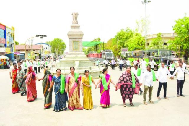 ಬಲ್ಡೋಟ ವಿರೋಧಿ ಹೋರಾಟಕ್ಕೆ 150 ದಿನ ಪೂರ್ಣಅಶೋಕ ವೃತ್ತದಲ್ಲಿ ಮಾನವ ಸರಪಳಿ ನಿರ್ಮಿಸಿ ಬಸಾಪುರ ಕೆರೆ ಪರಭಾರೆಗೆ ವಿರೋಧ 