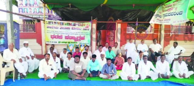 ಪ್ರಜಾಸೌಧ ಸ್ಥಳಕ್ಕೆ ತೀವ್ರ ವಿರೋಧ: 34ನೇ ದಿನಕ್ಕೂ ಮುಂದುವರಿದ ಹೋರಾಟ ಬೋಳವಾಡ ಗ್ರಾಮಸ್ಥರಿಂದ ಭರ್ಜರಿ ಬೆಂಬಲ 