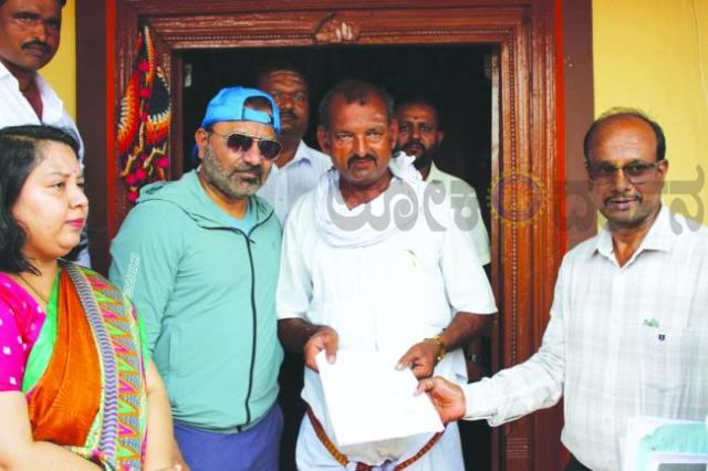   ಅನೀರೀಕ್ಷಿತ ಆಲಿಕಲ್ಲು ಮಳೆಯಿಂದ ಹಾನಿಯಾದ ಮಾಚಾಪುರ ಗ್ರಾಮದ ಮನೆಗಳಿಗೆ ಹಾಗೂ ಹೊಲಗಳಿಗೆ ಸಚಿವರ ಭೇಟಿ 